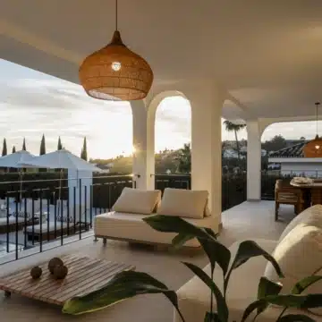 Villa nestled on a privileged location with beautiful golf and sea views in Nueva Andalucia Picture 4