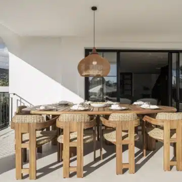 Villa nestled on a privileged location with beautiful golf and sea views in Nueva Andalucia Picture 1