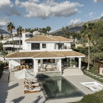Villa nestled on a privileged location with beautiful golf and sea views in Nueva Andalucia Picture 38
