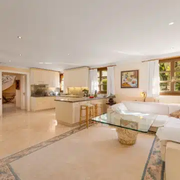 Five bedroom Mediterranean Villa offering serene views in Nueva Andalucía, Marbella Picture 2