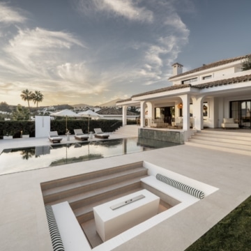 Villa nestled on a privileged location with beautiful golf and sea views in Nueva Andalucia Picture 9