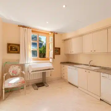 Five bedroom Mediterranean Villa offering serene views in Nueva Andalucía, Marbella Picture 17