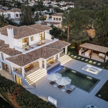Villa nestled on a privileged location with beautiful golf and sea views in Nueva Andalucia Picture 37