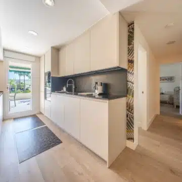 Refurbished apartment in the sought-after residential community Lorcrimar, Nueva Andalucía Picture 2