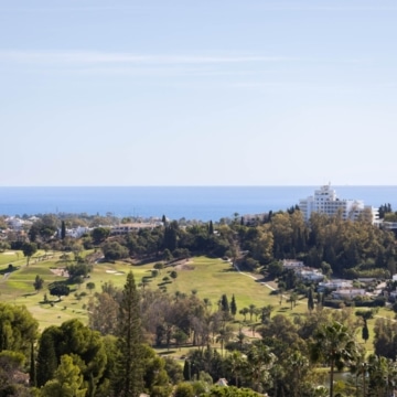 Elegant south-facing penthouse featuring spacious terrace with sea views in Paraiso Pueblo, Benahavís Picture 25