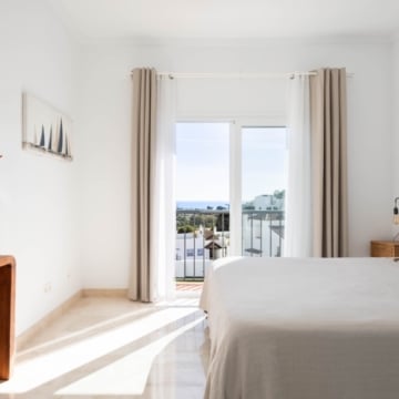 Elegant south-facing penthouse featuring spacious terrace with sea views in Paraiso Pueblo, Benahavís Picture 19