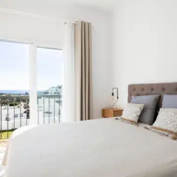 Elegant south-facing penthouse featuring spacious terrace with sea views in Paraiso Pueblo, Benahavís Picture 1
