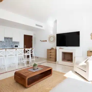 Elegant south-facing penthouse featuring spacious terrace with sea views in Paraiso Pueblo, Benahavís Picture 2