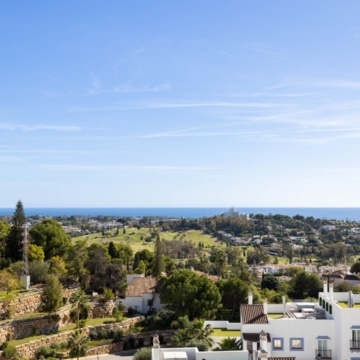 Elegant south-facing penthouse featuring spacious terrace with sea views in Paraiso Pueblo, Benahavís Picture 26