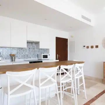 Elegant south-facing penthouse featuring spacious terrace with sea views in Paraiso Pueblo, Benahavís Picture 3