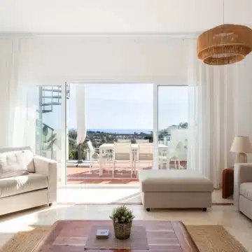 Elegant south-facing penthouse featuring spacious terrace with sea views in Paraiso Pueblo, Benahavís Picture 6