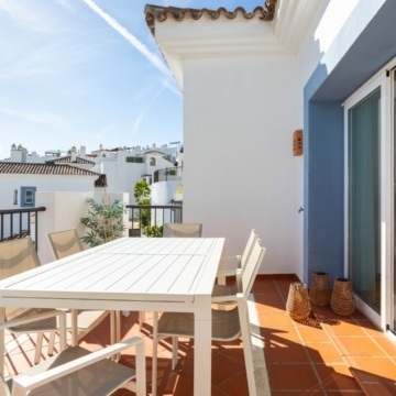 Elegant south-facing penthouse featuring spacious terrace with sea views in Paraiso Pueblo, Benahavís Picture 11