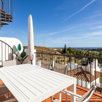 Elegant south-facing penthouse featuring spacious terrace with sea views in Paraiso Pueblo, Benahavís Picture 12