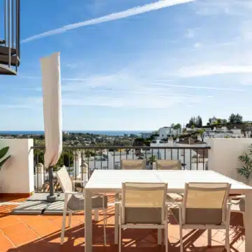 Elegant south-facing penthouse featuring spacious terrace with sea views in Paraiso Pueblo, Benahavís Picture 7