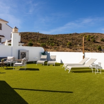 Elegant south-facing penthouse featuring spacious terrace with sea views in Paraiso Pueblo, Benahavís Picture 13