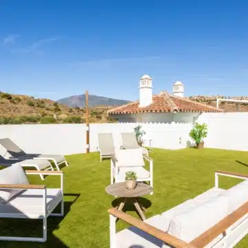 Elegant south-facing penthouse featuring spacious terrace with sea views in Paraiso Pueblo, Benahavís Picture 4