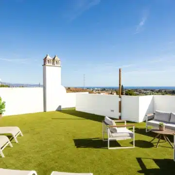 Elegant south-facing penthouse featuring spacious terrace with sea views in Paraiso Pueblo, Benahavís Picture 8
