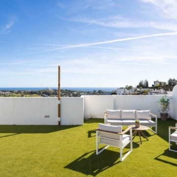 Elegant south-facing penthouse featuring spacious terrace with sea views in Paraiso Pueblo, Benahavís Picture 24