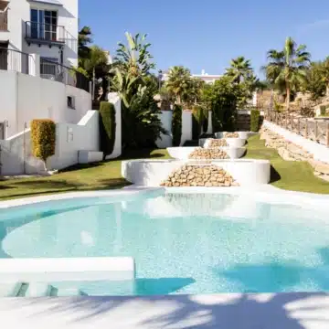 Elegant south-facing penthouse featuring spacious terrace with sea views in Paraiso Pueblo, Benahavís Picture 0