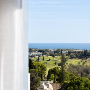 Elegant south-facing penthouse featuring spacious terrace with sea views in Paraiso Pueblo, Benahavís Picture 31