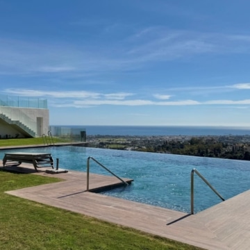 Luxury corner apartment with panoramic sea and golf views in BYU Hills, Benahavis Picture 2