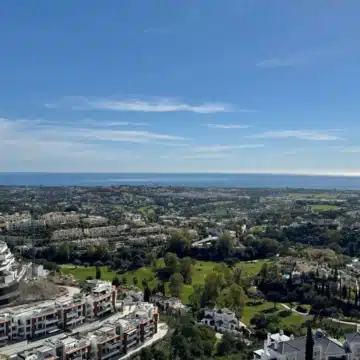 Luxury corner apartment with panoramic sea and golf views in BYU Hills, Benahavis Picture 3