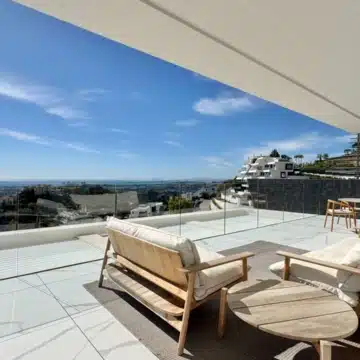 Luxury corner apartment with panoramic sea and golf views in BYU Hills, Benahavis Picture 10