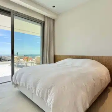 Luxury corner apartment with panoramic sea and golf views in BYU Hills, Benahavis Picture 6