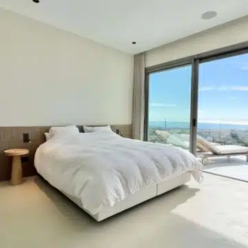 Luxury corner apartment with panoramic sea and golf views in BYU Hills, Benahavis Picture 14