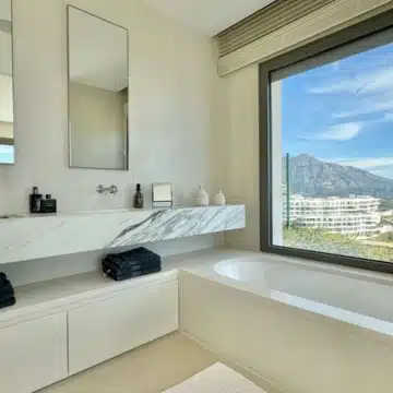 Luxury corner apartment with panoramic sea and golf views in BYU Hills, Benahavis Picture 35