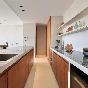 Luxury corner apartment with panoramic sea and golf views in BYU Hills, Benahavis Picture 9