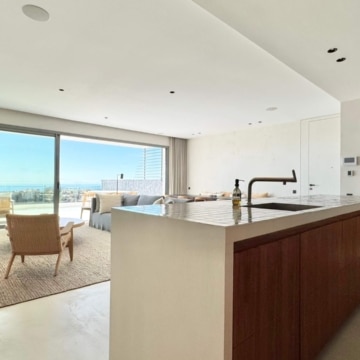 Luxury corner apartment with panoramic sea and golf views in BYU Hills, Benahavis Picture 16