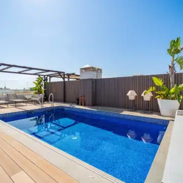 Impressive duplex penthouse with sea views just steps from Puerto Banús Picture 2