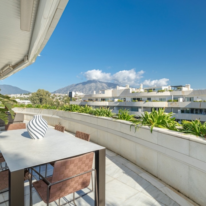 Impressive duplex penthouse with sea views just steps from Puerto Banús Picture