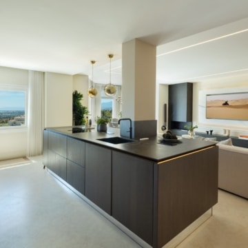 Luxury renovated four bedroom penthouse in Jardines Colgantes, Marbella Golden Mile Picture 13
