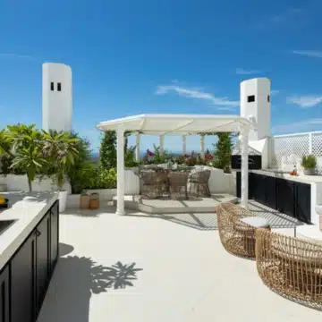 Luxury renovated four bedroom penthouse in Jardines Colgantes, Marbella Golden Mile Picture 3