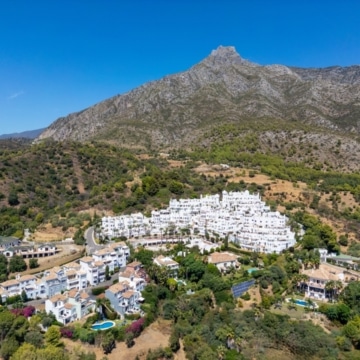 Luxury renovated four bedroom penthouse in Jardines Colgantes, Marbella Golden Mile Picture 33