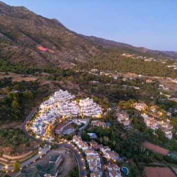 Luxury renovated four bedroom penthouse in Jardines Colgantes, Marbella Golden Mile Picture 35