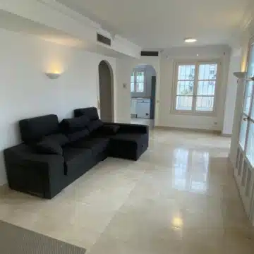 Charming Townhouse in the picturesque pueblo of La Perla de la Heredia, Benahavís Picture 4