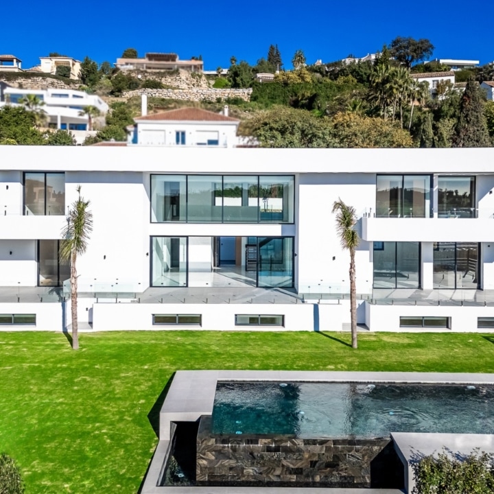 Dream villa with brilliant architecture in the prestigious Paraíso Alto, Benahavis Picture