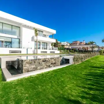 Dream villa with brilliant architecture in the prestigious Paraíso Alto, Benahavis Picture 20