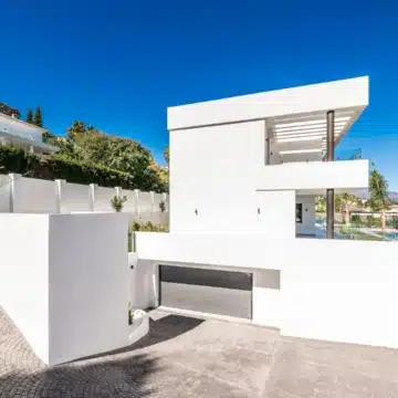 Dream villa with brilliant architecture in the prestigious Paraíso Alto, Benahavis Picture 0