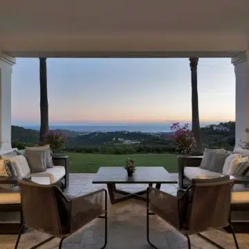 Andalusían-style five bedroom villa with panoramic sea views in Monte Mayor, Benahavís Picture 2