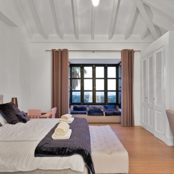 Andalusían-style five bedroom villa with panoramic sea views in Monte Mayor, Benahavís Picture 14