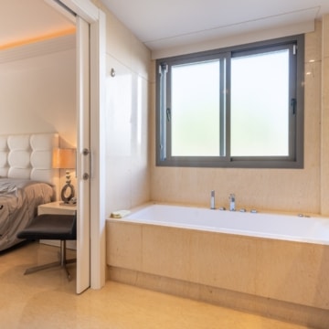 Modern three bedroom groundfloor apartment in Los Arrayanes Golf, Benahavis Picture 18