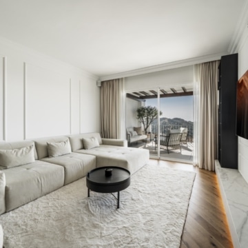Recently renovated three bedroom penthouse in Altos de la Quinta, Benahavis Picture 1