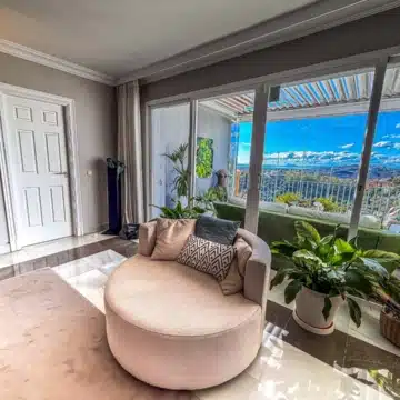 Exceptional penthouse set on the peaceful hills with panoramic views in Monte Halcones, Benahavís Picture 2