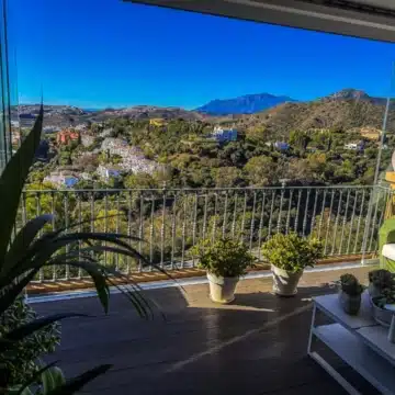 Exceptional penthouse set on the peaceful hills with panoramic views in Monte Halcones, Benahavís Picture 17