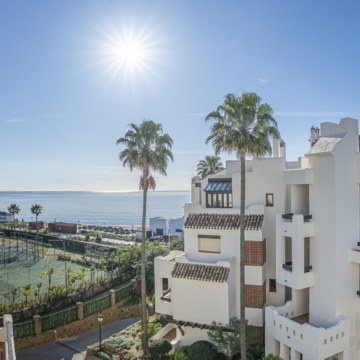 Ground-floor apartment with stunning open views in Bahía del Velerín, Estepona Picture 42