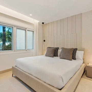 Ground-floor apartment with stunning open views in Bahía del Velerín, Estepona Picture 2